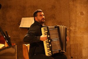 Artyom jouant de l'accordéon