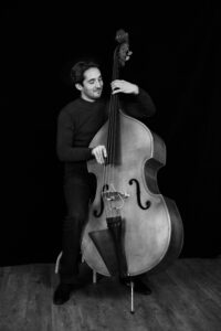 Joan jouant de la contrebasse